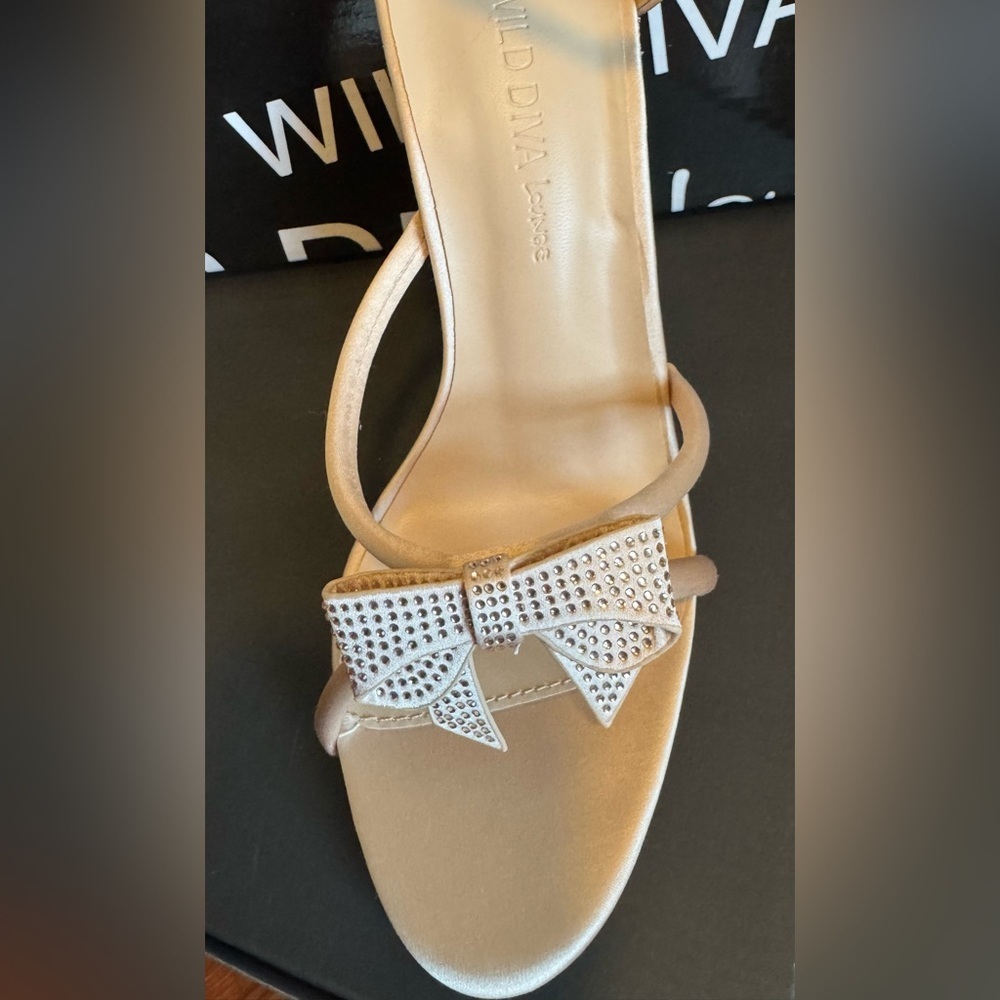 Wild Diva Morris Rhinestone Bow Spiral Coil Wrap Block Heel Sandals Size 8 NIB - Picture 4 of 6